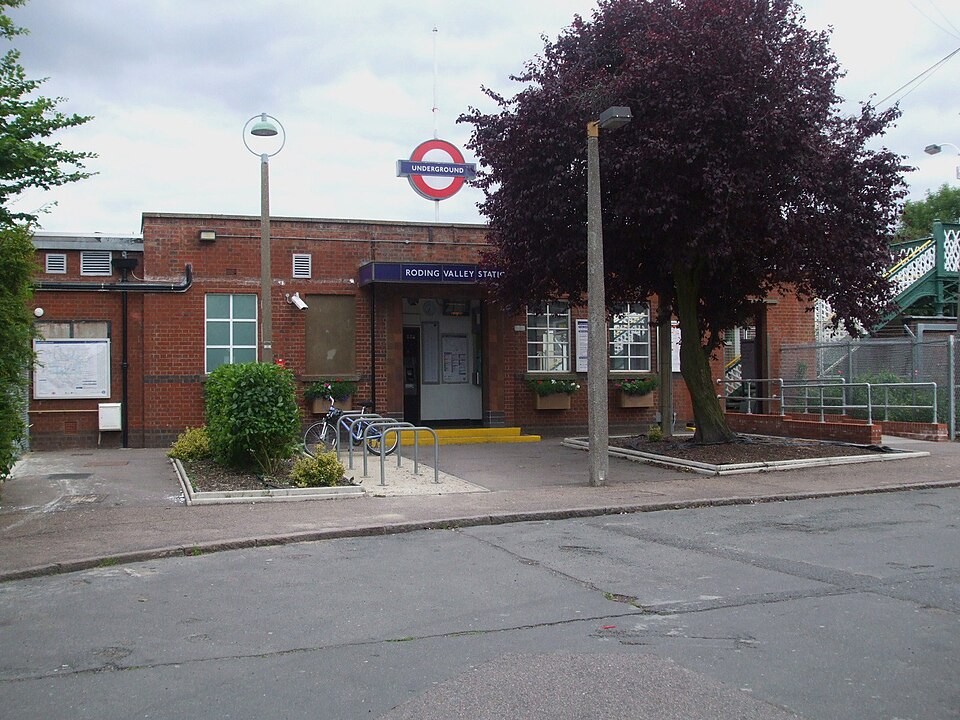 File:Roding Valley stn building.JPG