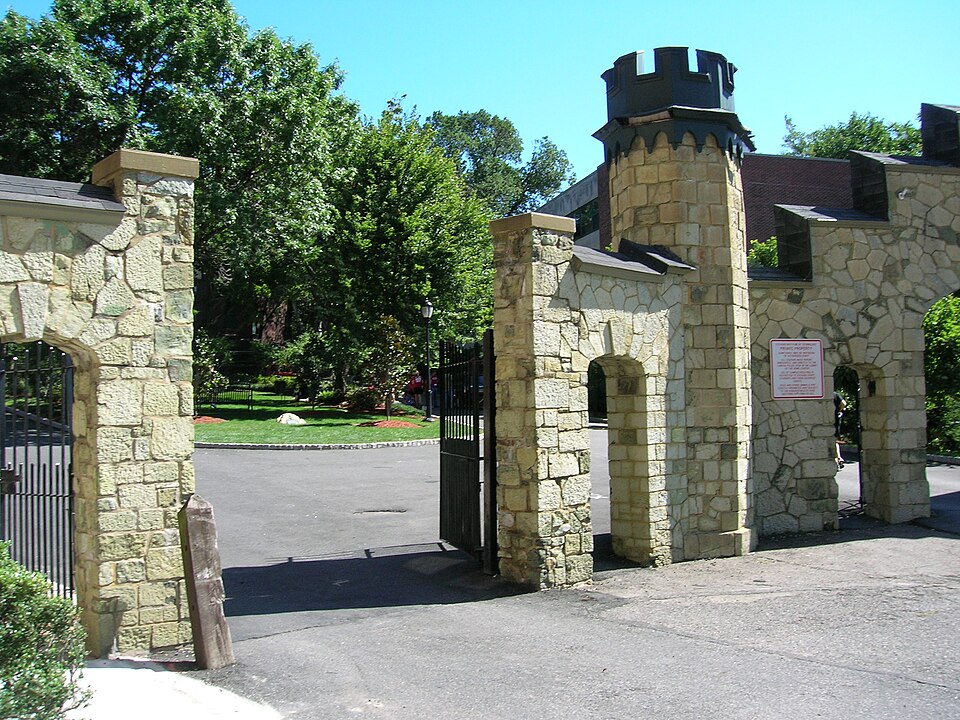 File:Stevensgatehouse.JPG