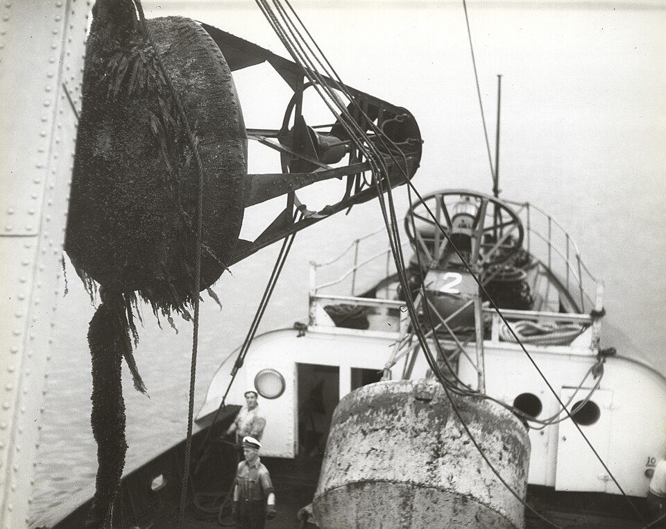 File:USLHT Lotus hoisting a buoy aboard.jpg