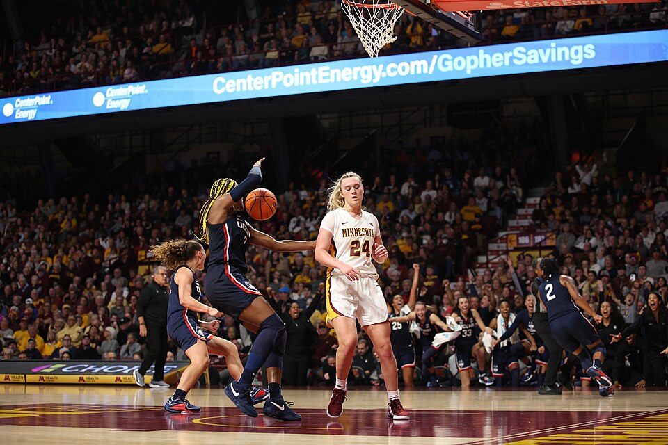 File:231119 Gophers UConn JohnMc084 (53346415060).jpg