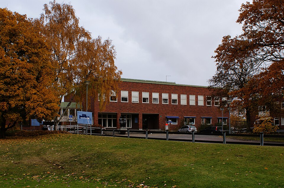 File:Gymnastik och idrottshögskolan - entré2.jpg
