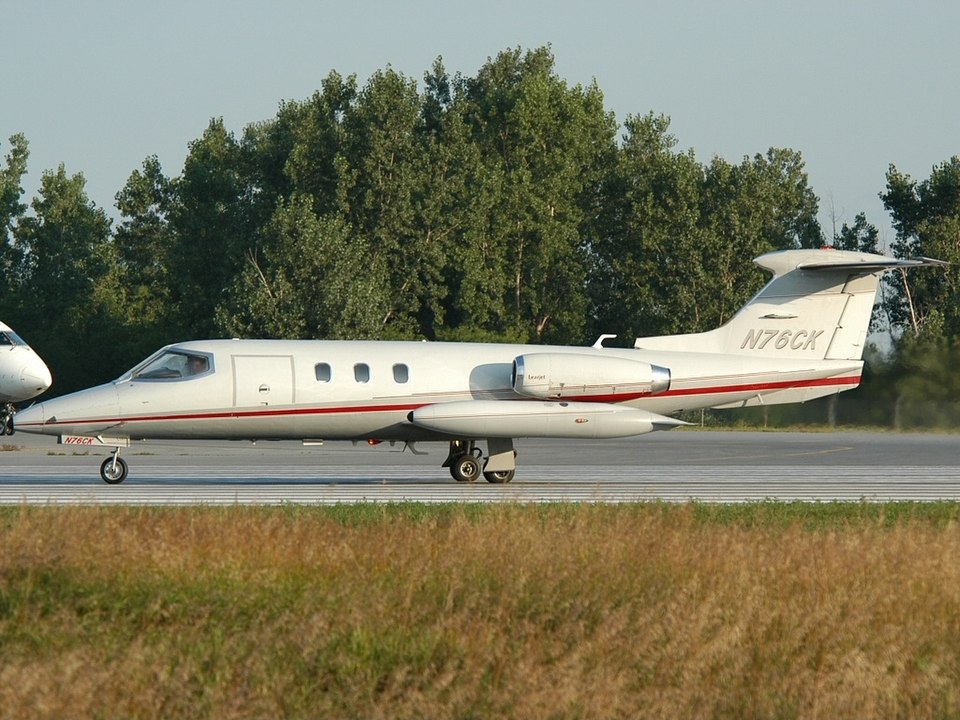 File:Lear Jet 25, Kalitta Charters AN0907899.jpg