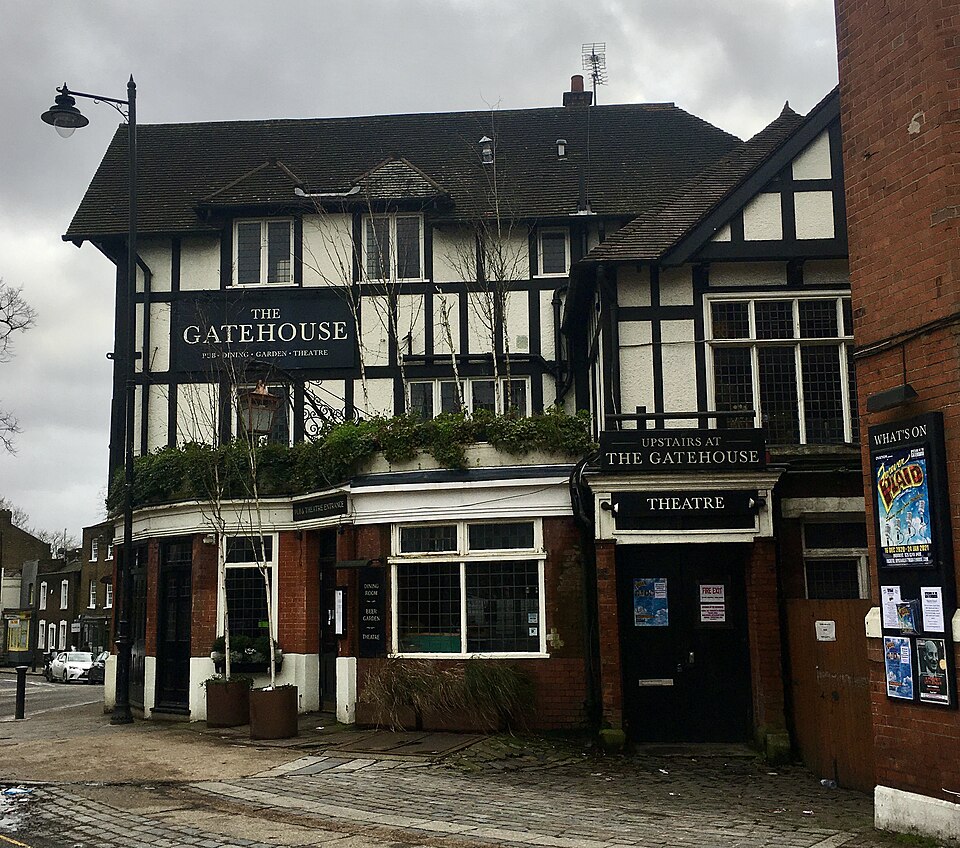 File:Upstairs At The Gatehouse.jpg