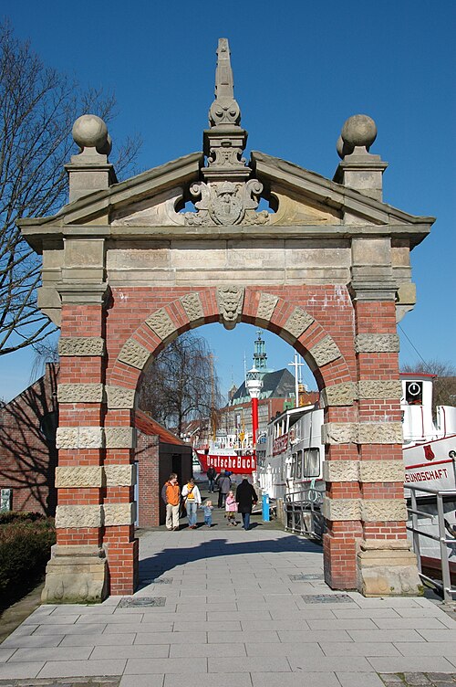 File:Hafentor in Emden.jpg