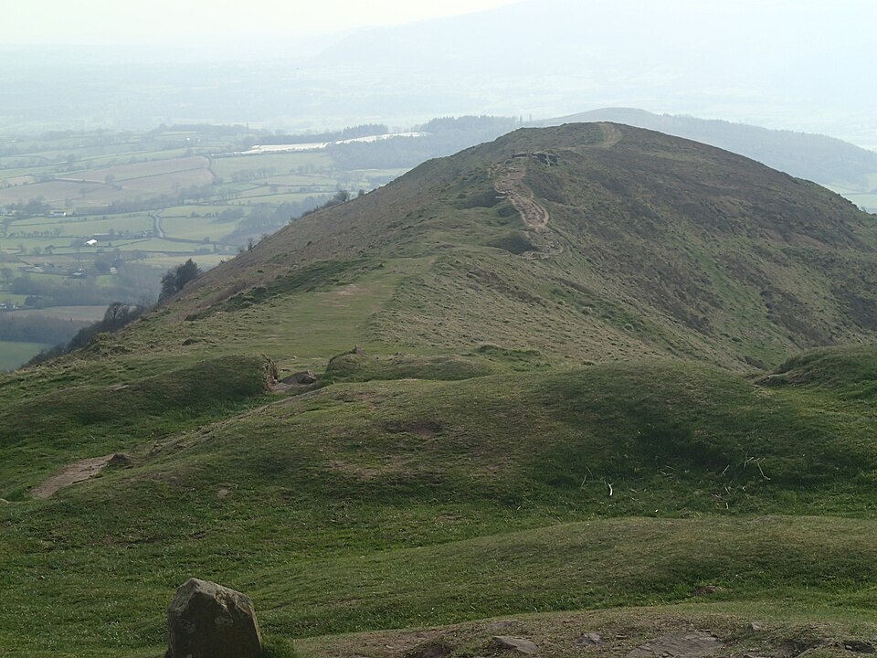 File:Hillfort, Skirrid Fawr, Llantilio Pertholey.JPG