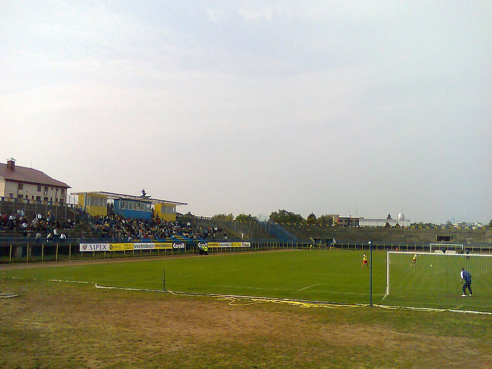 File:Peluza nord si tribuna 2.jpg