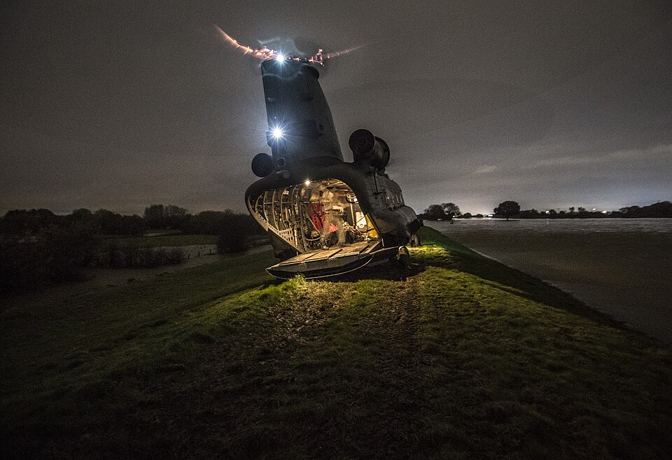 File:RAF Chinook Flood Relief MOD 45165455.jpg