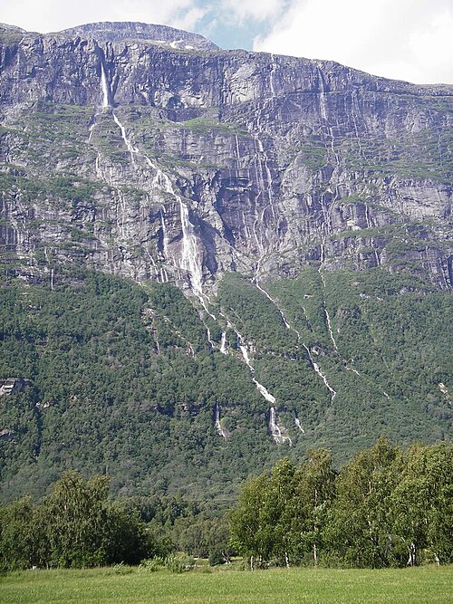File:Vinnufossen, Sunndal, Norway (front).jpg
