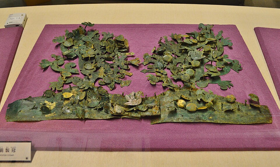File:藤ノ木古墳出土 金銅製冠.JPG