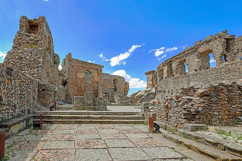 File:Castillo de Castelo Rodrigo interior.jpg