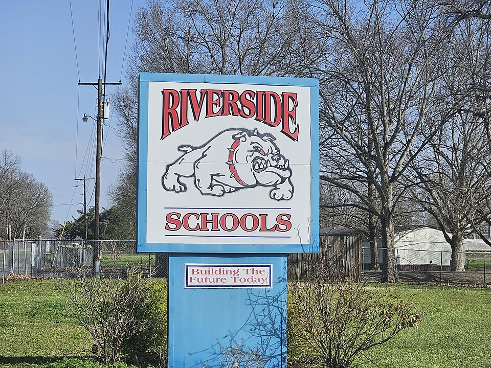 File:RiversideSchoolsSignAvonMS.jpg