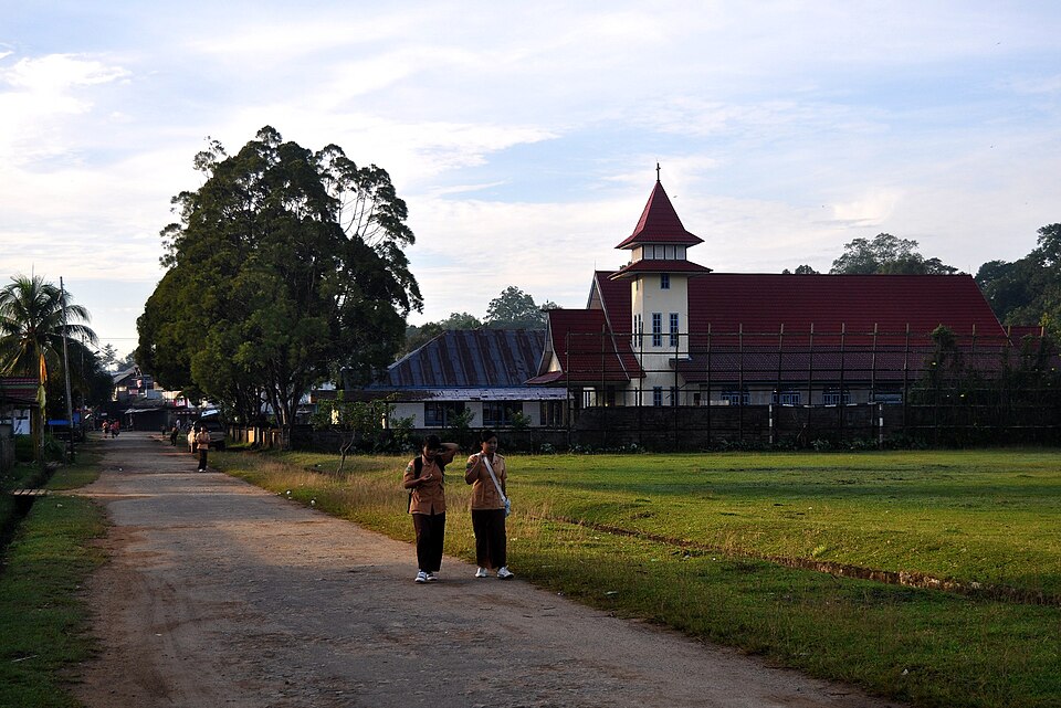 File:Tumbang Titi church 101016-7875 mp.jpg