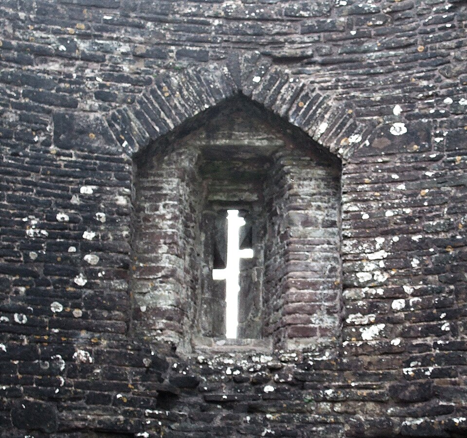 File:White Castle, arrow slit.jpg