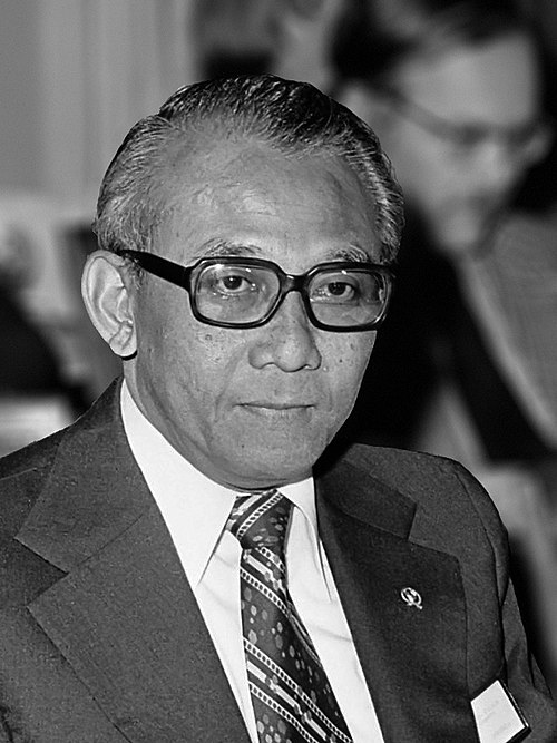 File:Widjojo Nitisastro (1977).jpg