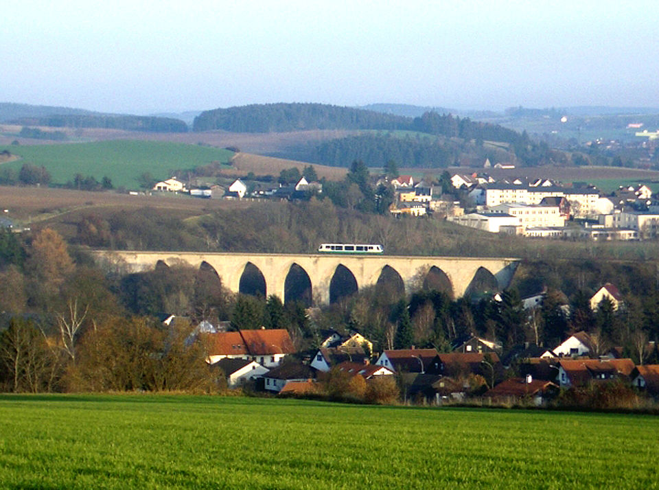 File:Hof-Unterkotzauer-Bruecke.jpg