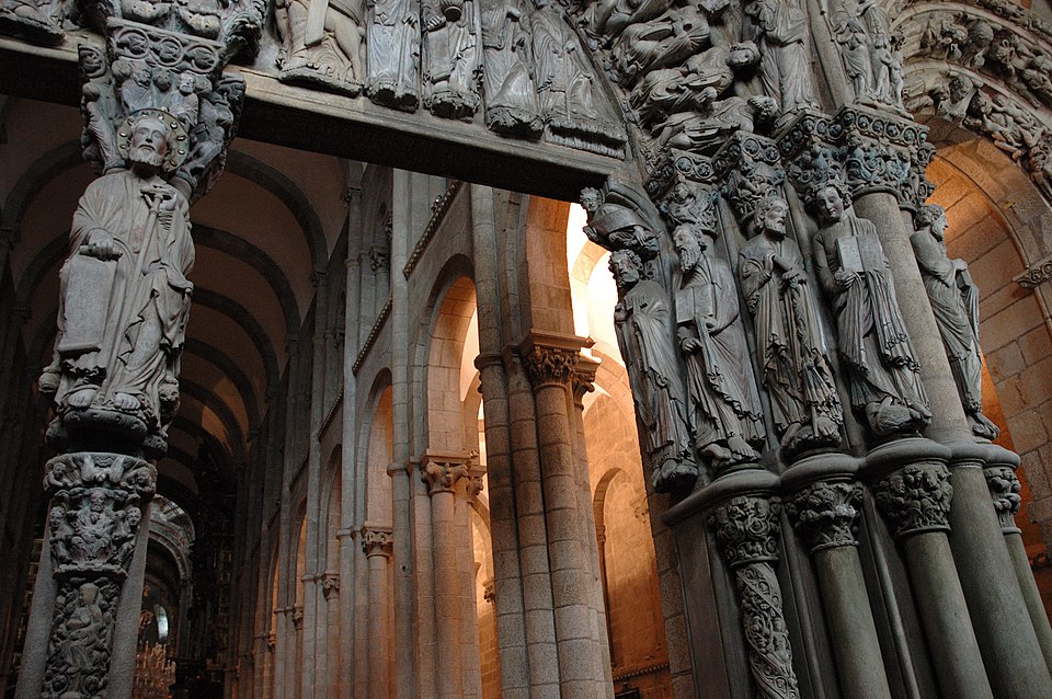 File:Interior Catedral Santiago de Compostela.jpg