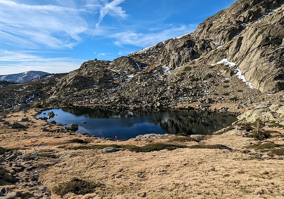File:Laguna Grande de Peñalara 01.jpg