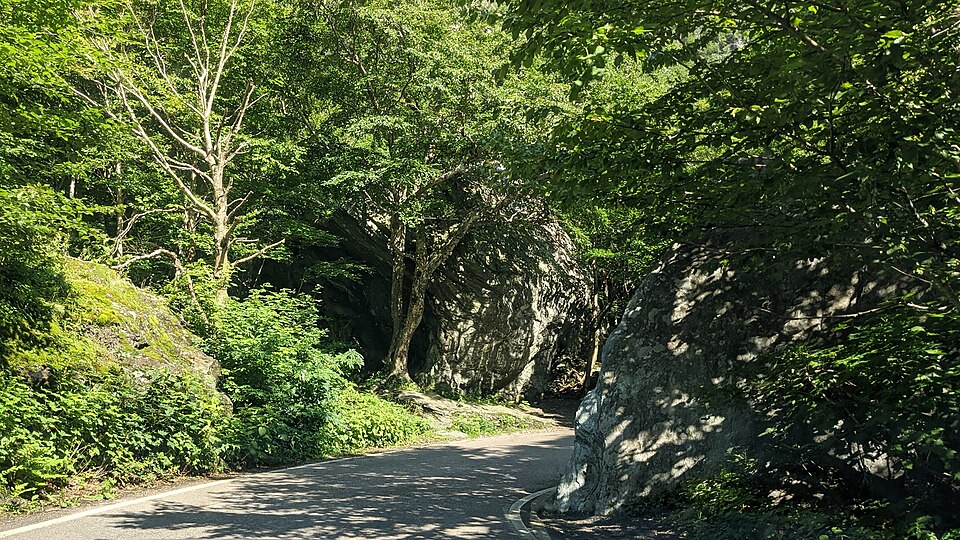 File:Smugglers Notch Rd.jpg