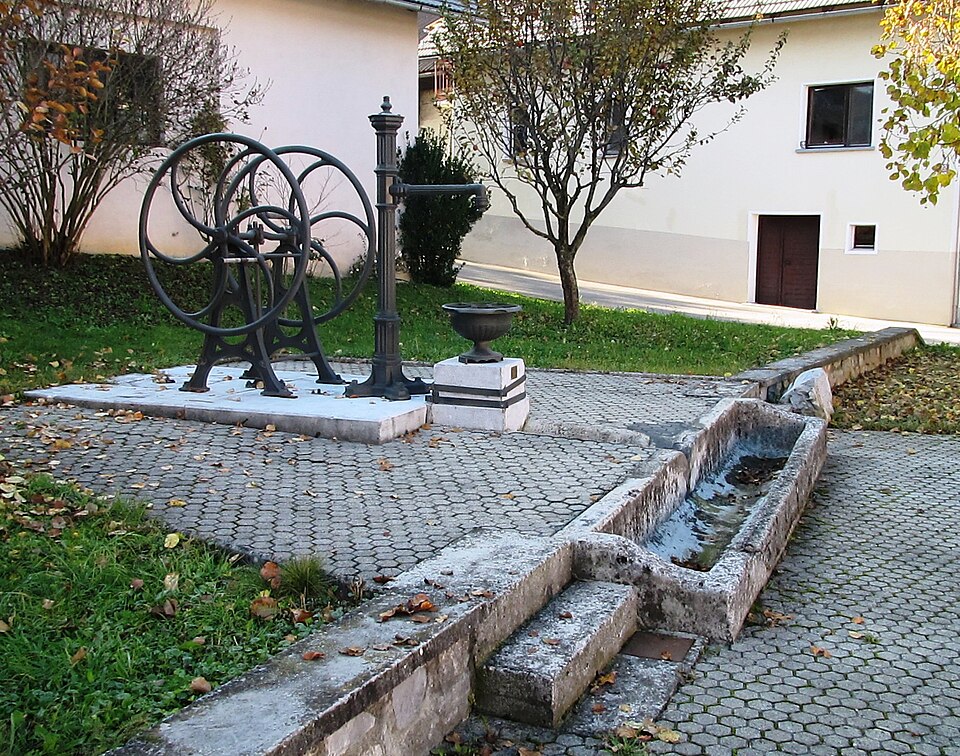 File:Velika Račna Slovenia - Pump.JPG