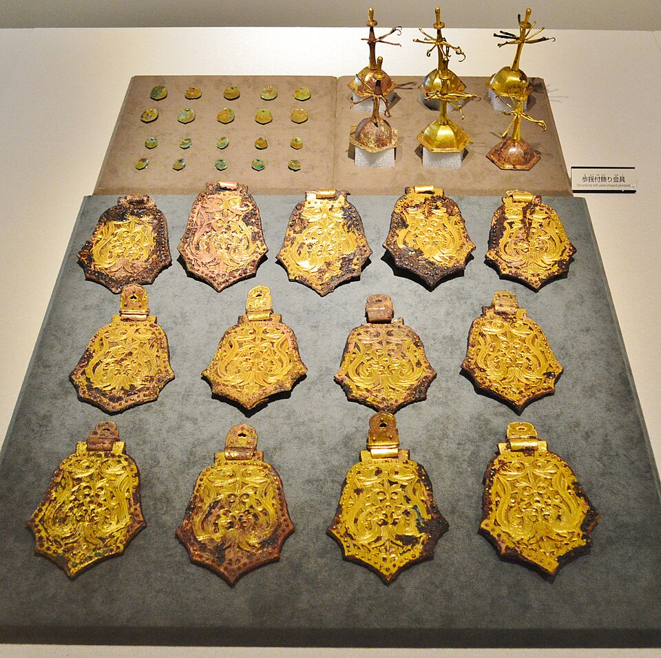 File:藤ノ木古墳出土 棘葉形杏葉・歩揺付飾り金具.JPG