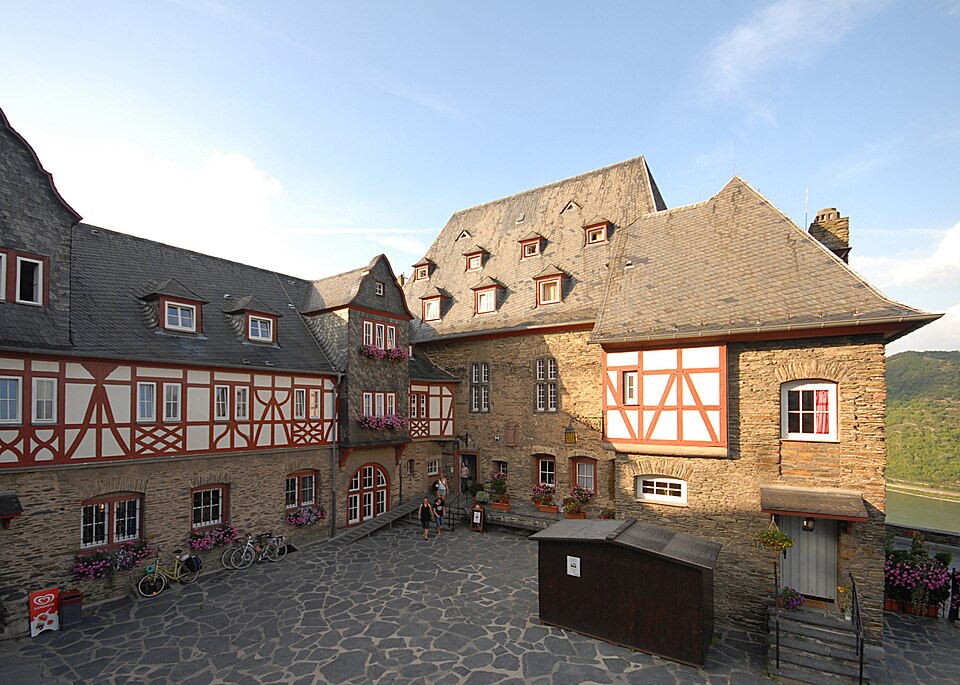 File:BurgBacharachInnenhof.jpg