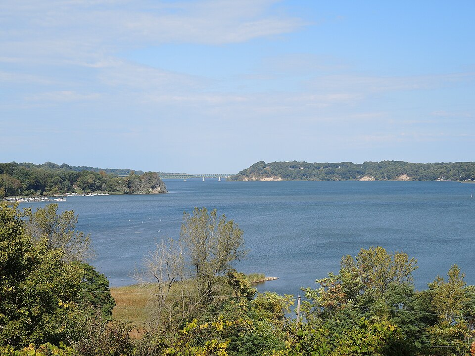 File:IrondequoitBayViewedFromLucienMorinPark.JPG