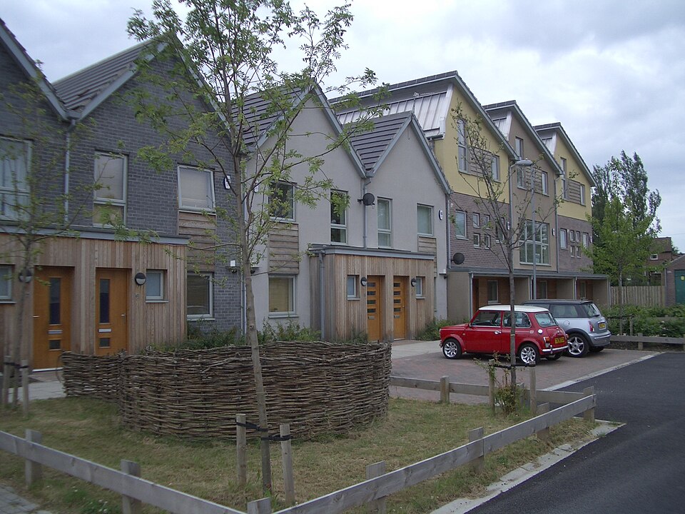 File:Staiths South Bank streetscene.jpg