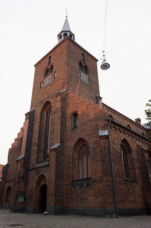 File:2016-06-19-sct-mortens-kirke-randers.jpg