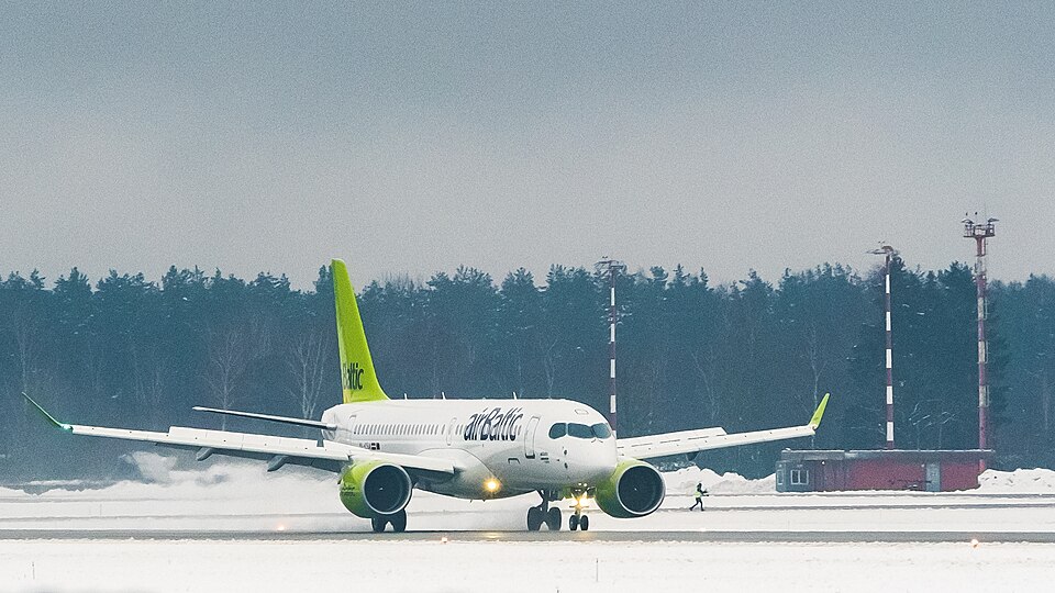 File:AirBaltic CS300 Bombardier YL-CSA (31334693595).jpg