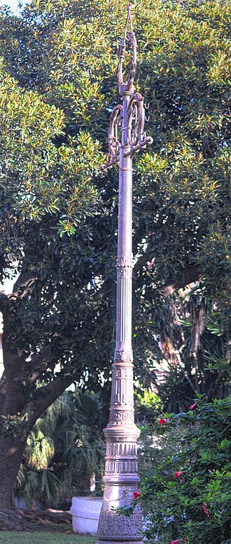 File:Farola en el parque Hernández.jpg