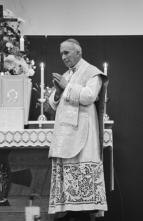 File:Marcel Lefebvre 1981.jpg
