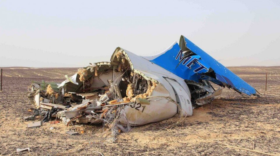 File:Metrojet 9268 tail section wreckage.jpg