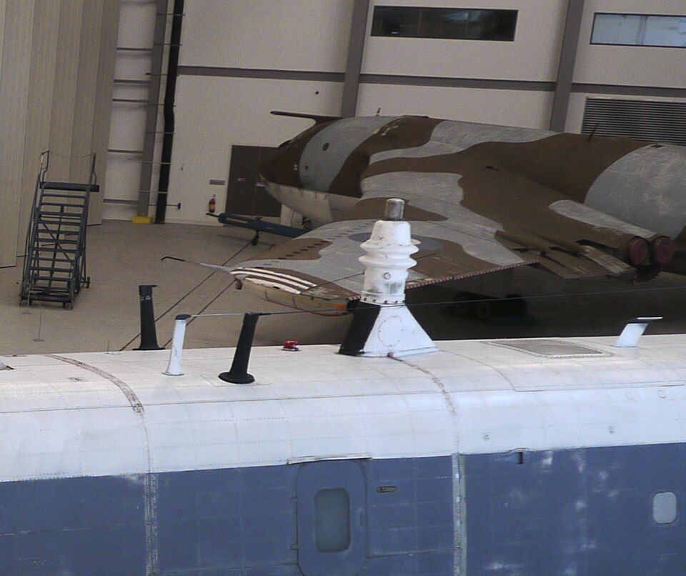 File:Orange Harvest antenna, Avro Shackleton (4867396007).jpg