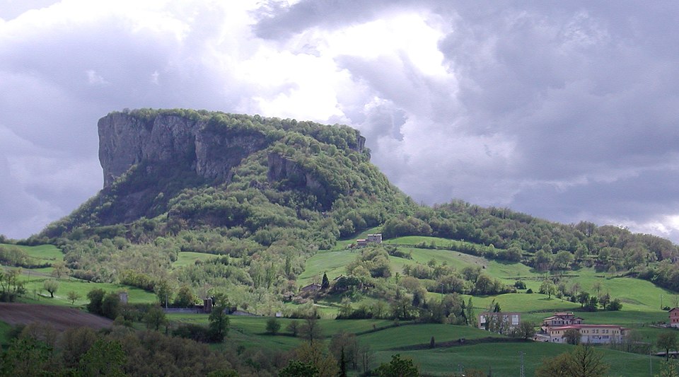 File:Pietra di bismantova castelnovo monti.jpg