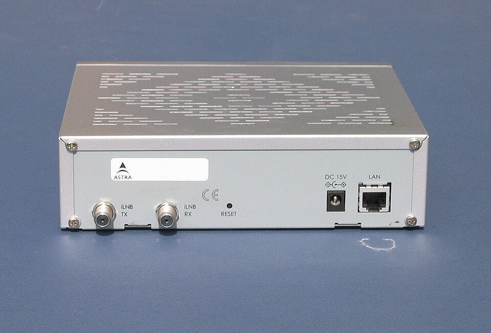 File:ASTRA2Connect Modem Rear.jpg