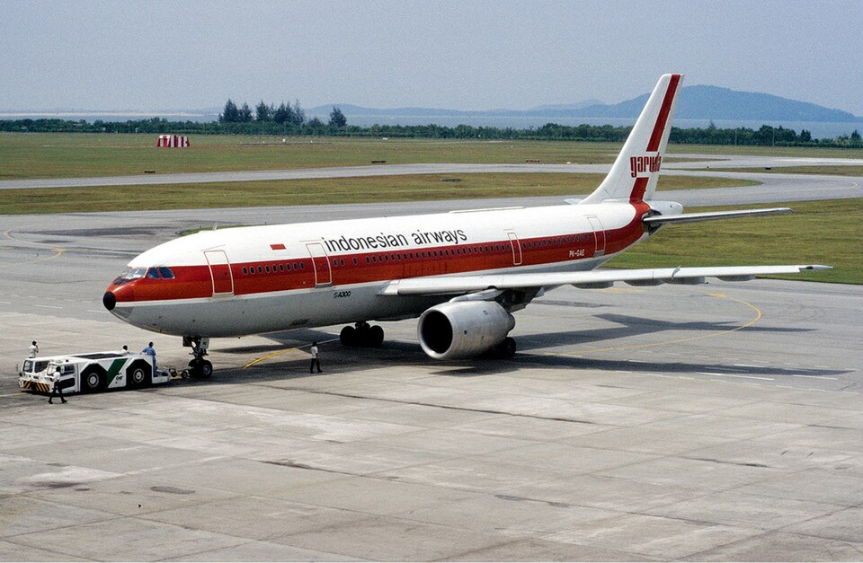 File:Garuda Indonesian Airways Airbus A300B4-220 Rees.jpg