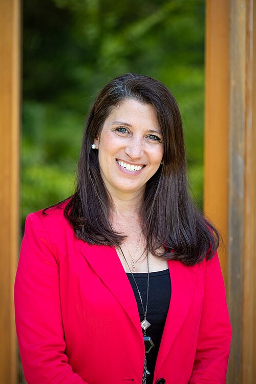File:Headshot 85647307-Kim Darwin CBR Photography.jpg