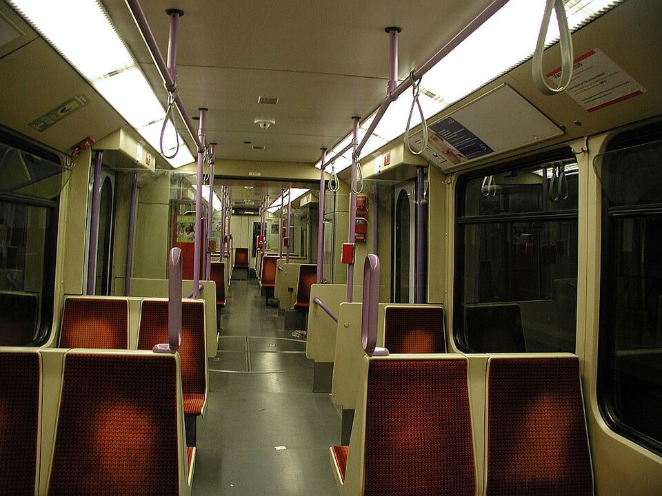 File:KVB2300erInnenraum rot.jpg