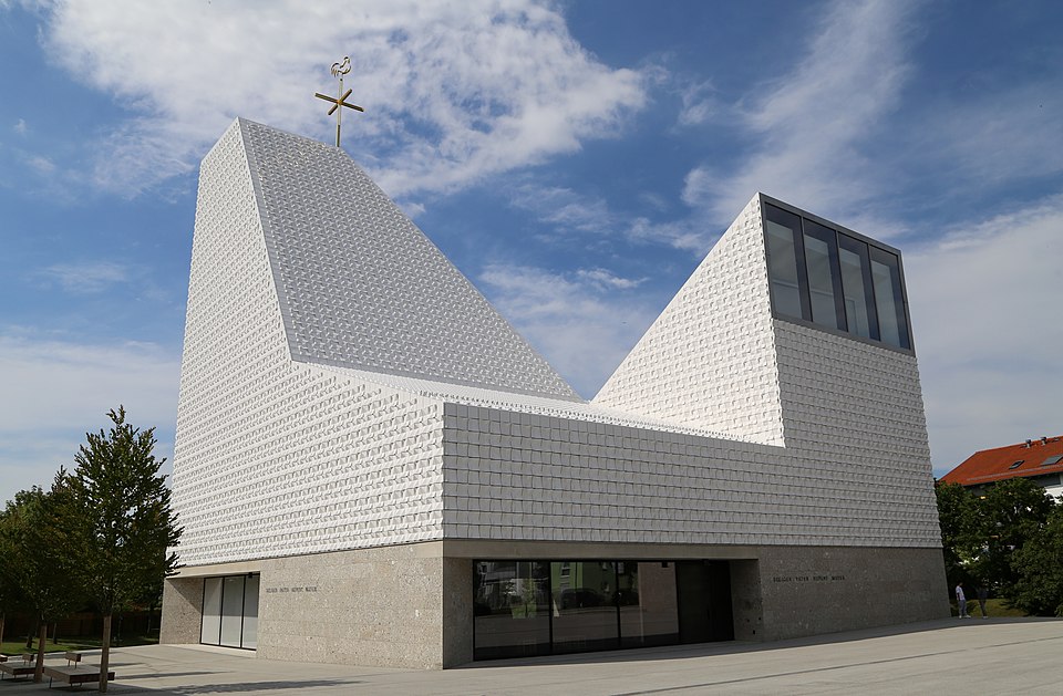 File:Kirche Seliger Pater Rupert Mayer Poing-3.jpg
