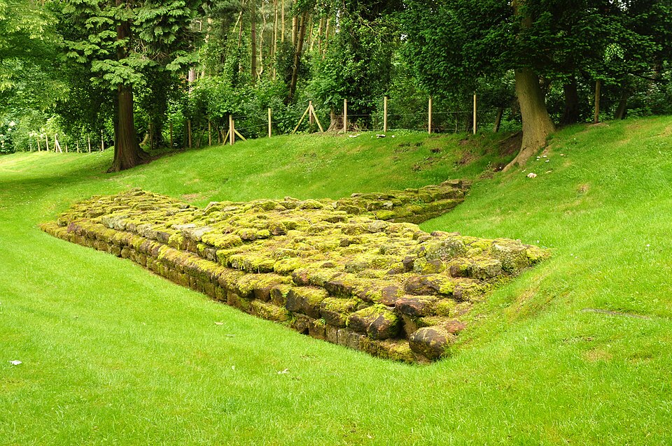File:Roman ruins in Aldborough (8096).jpg