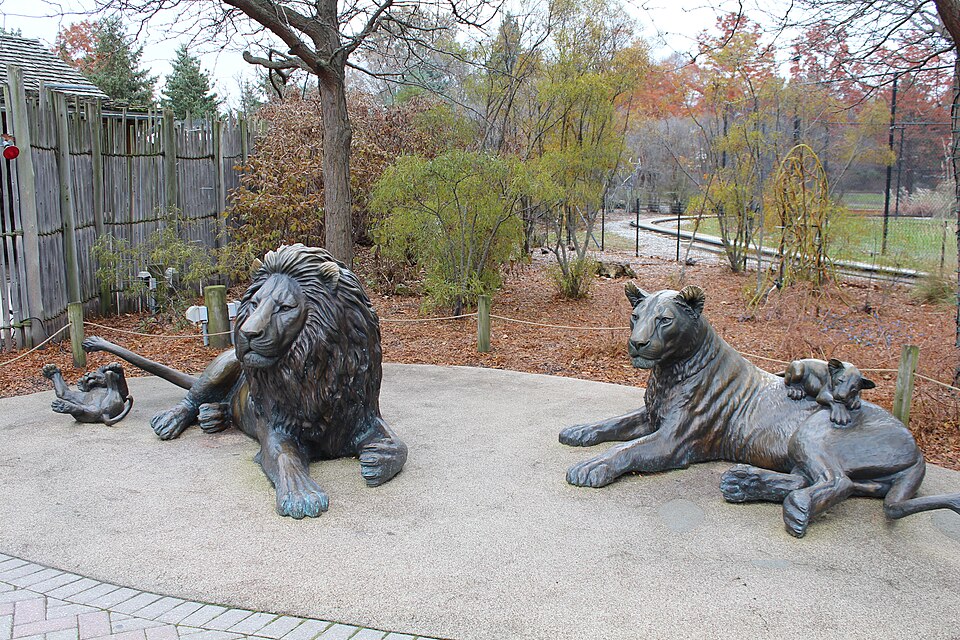 File:Statues welcoming visitors to Africa!.jpg