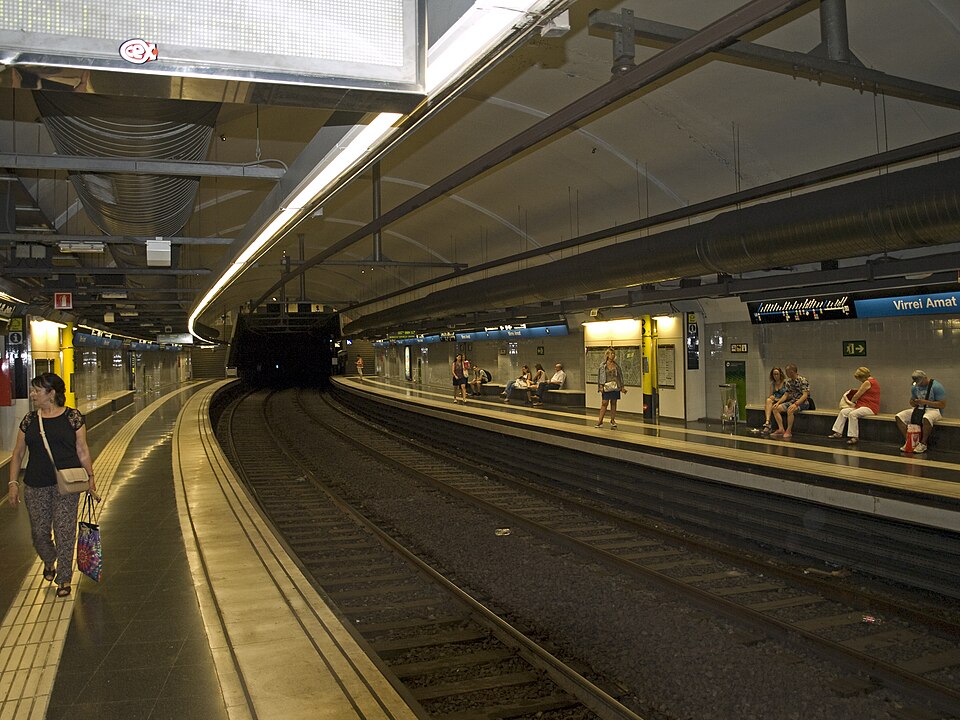 File:Virrei Amat station platforms.jpg