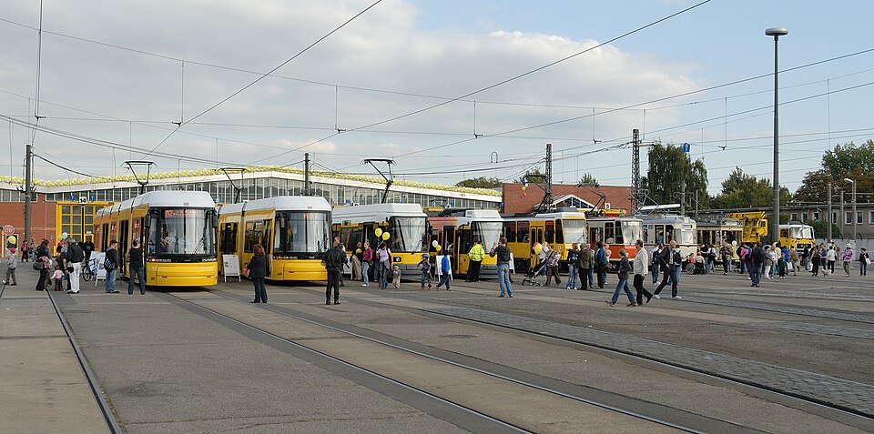 File:BVG-Straßenbahn-Fahrzeuge (2009).jpg