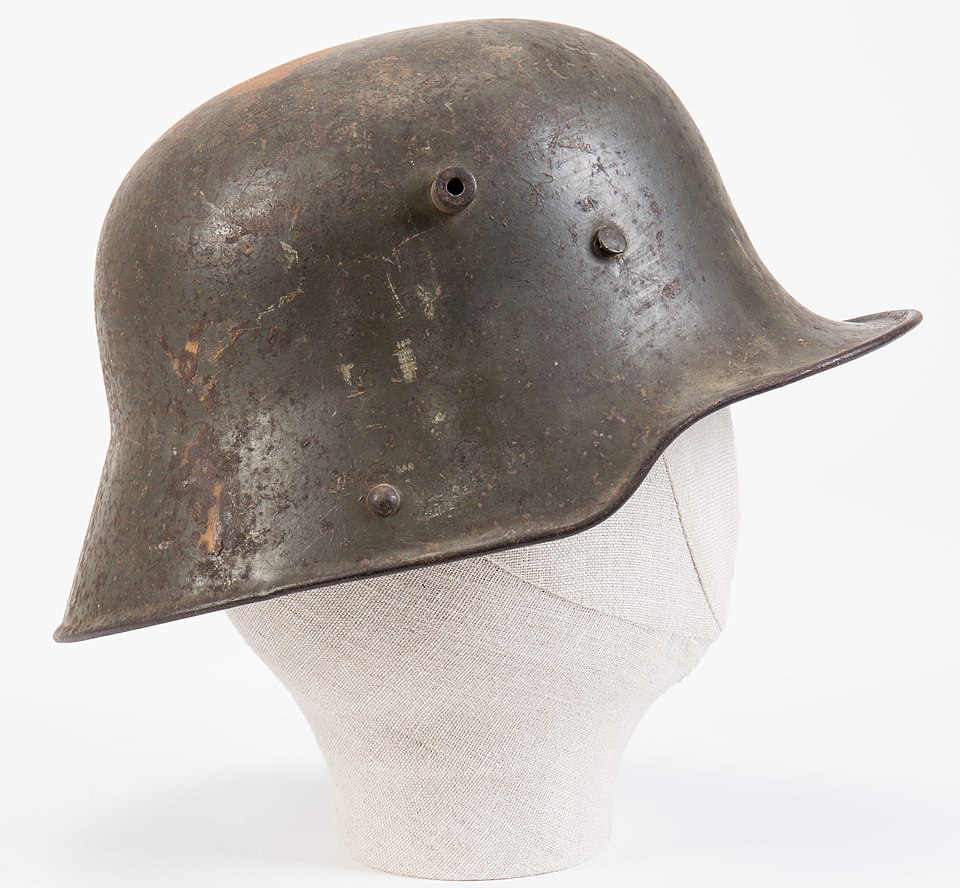 File:Helmet (AM 607044-2).jpg