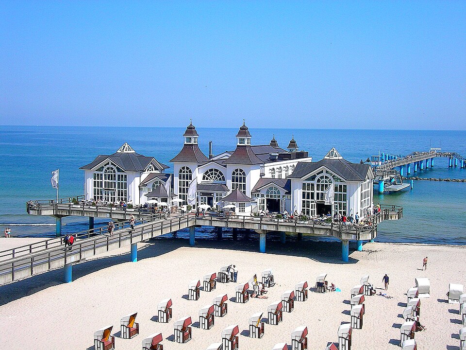 File:Insel Rügen-Strand von Sellin.jpg