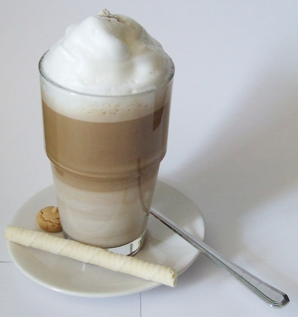 File:Latte macchiato biscuits.jpg