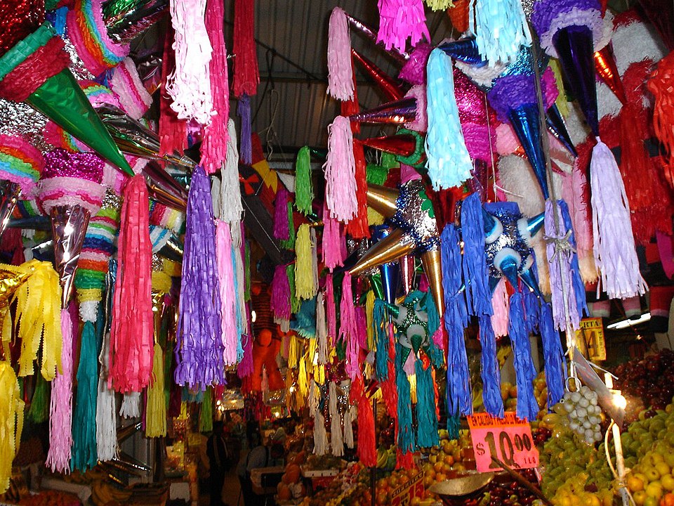 File:PIÑATAS EN MERCADO TRADICIONAL MEXICANO.jpg