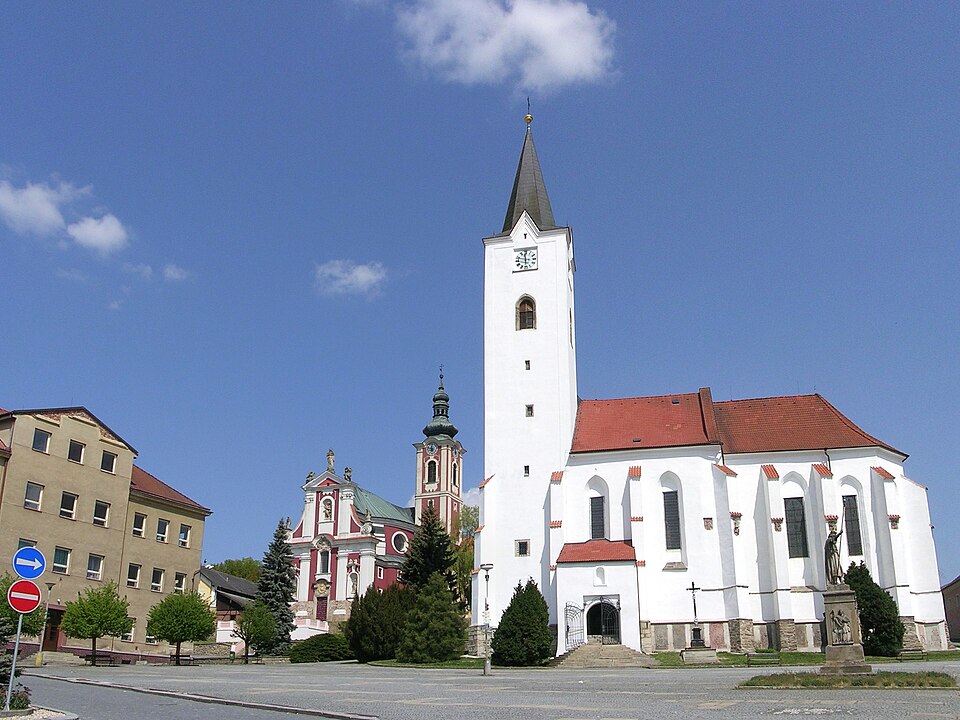 File:Pacov, kostely (01)-Pacov, kostely (02).jpg