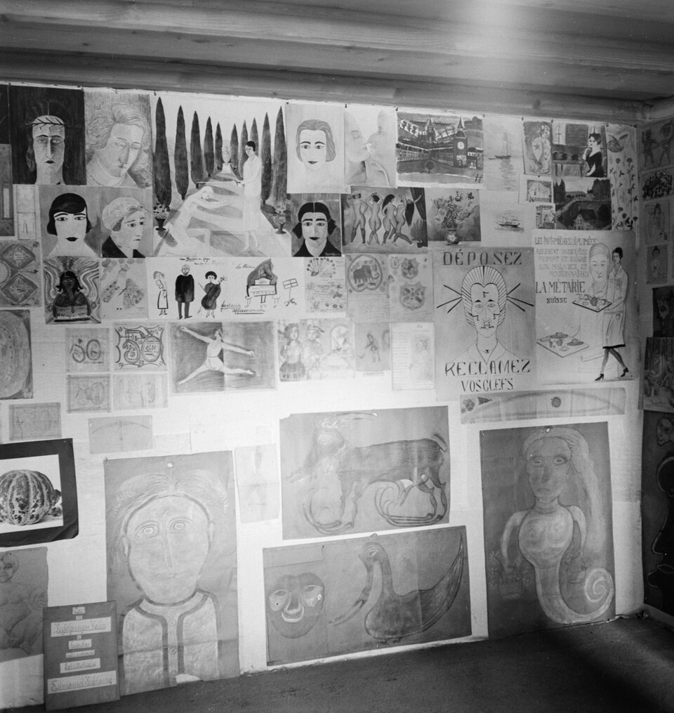 File:Patientenbilder im alten Museum.jpg
