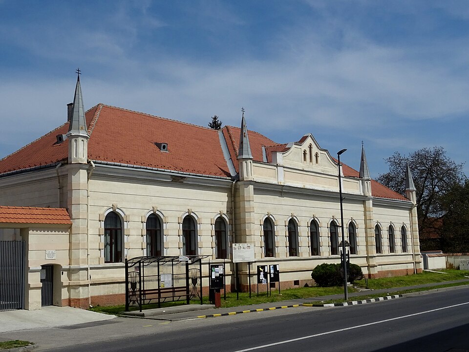 File:RO BV Cristian old Romanian school.jpg
